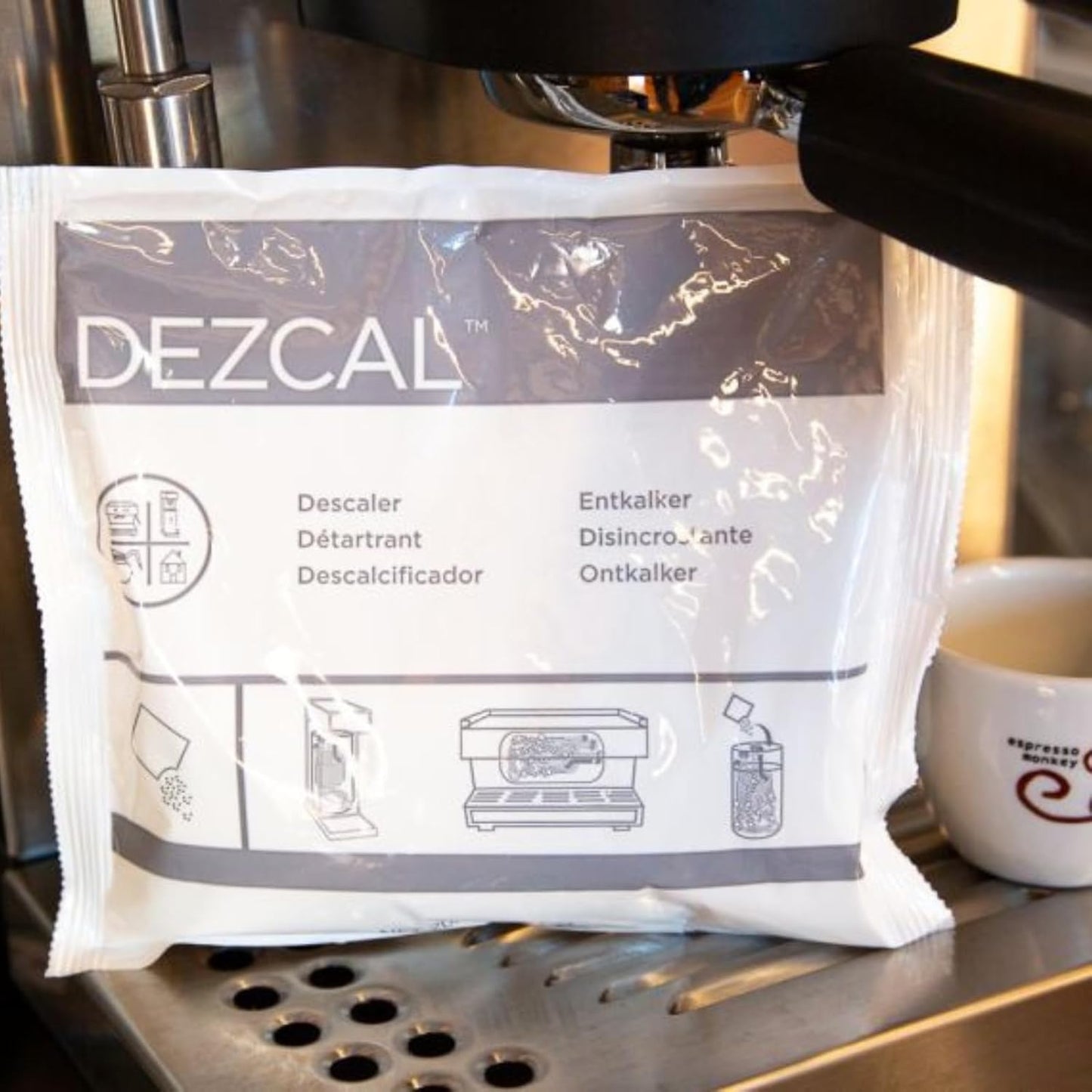 Urnex Dezcal Activated Scale Remover - 7 oz - For Use on Commercial Boilers and Heating Elements of Coffee and Espresso Equipment