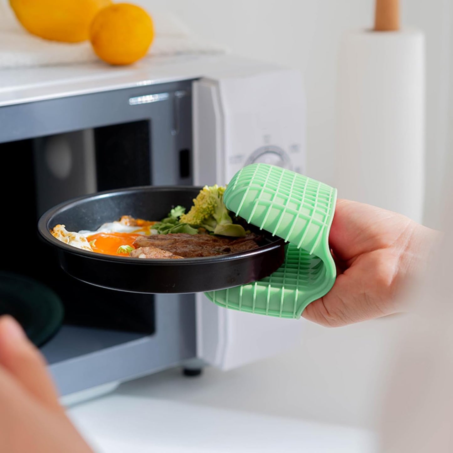 Mini Silicone Oven Mitts Set, Oven Mitts Heat Insulation, Oven Gloves for Kitchen Cooking and Baking, Protecting Fingers Mini Oven Hand Clips are Sold in Pairs (Square-Green)